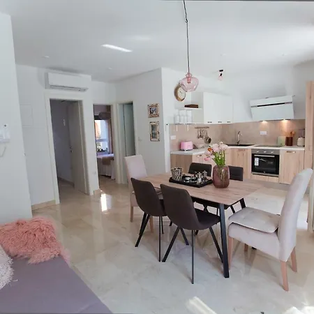 Apartment Melrose Place - With Pool And Big Sandy Beach! Podstrana